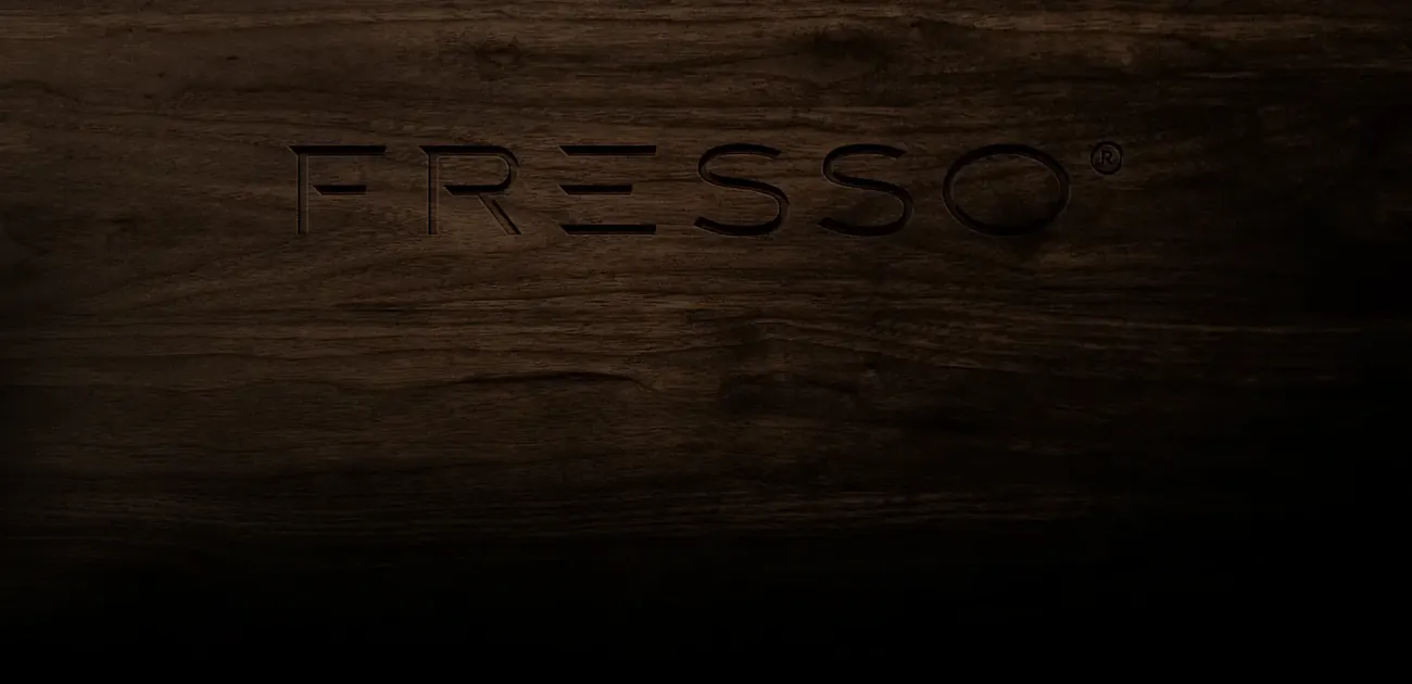 In Holz graviertes FRESSO-Logo